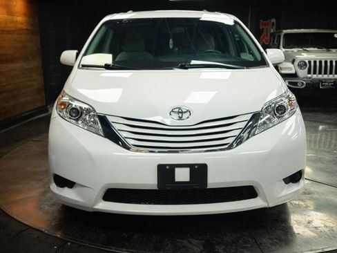 Used 2017 Toyota Sienna LE w/ Preferred Accessory Package FWD image 3