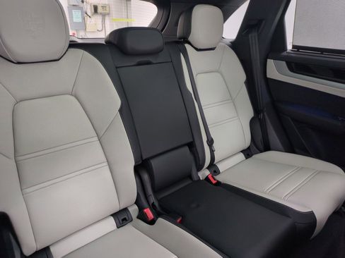 Used 2025 Porsche Cayenne image 23