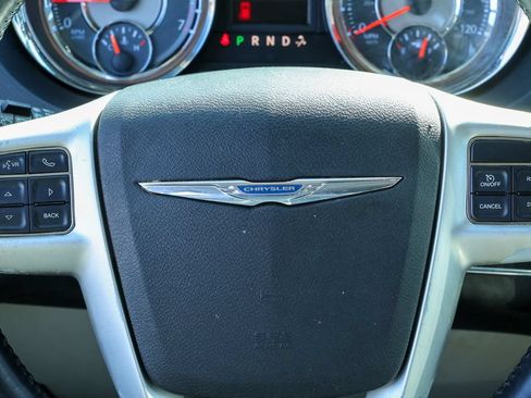 Used 2014 Chrysler Town & Country Touring FWD image 9