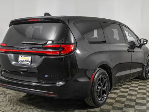 Used 2022 Chrysler Pacifica Touring-L w/ S Appearance Package image 13