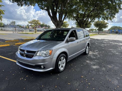 Used 2019 Dodge Grand Caravan SXT image 11