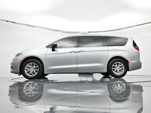 New 2026 Chrysler Pacifica Select image 26