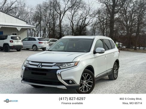 Used 2017 Mitsubishi Outlander SE image 1