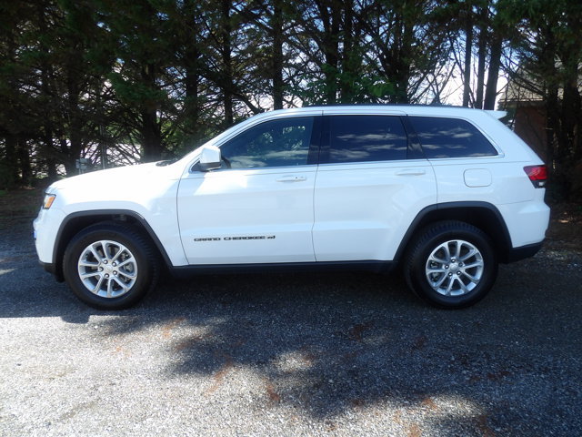 Used 2022 Jeep Grand Cherokee Laredo X AWD/4WD image 2