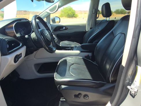 Used 2022 Chrysler Pacifica Limited FWD image 15