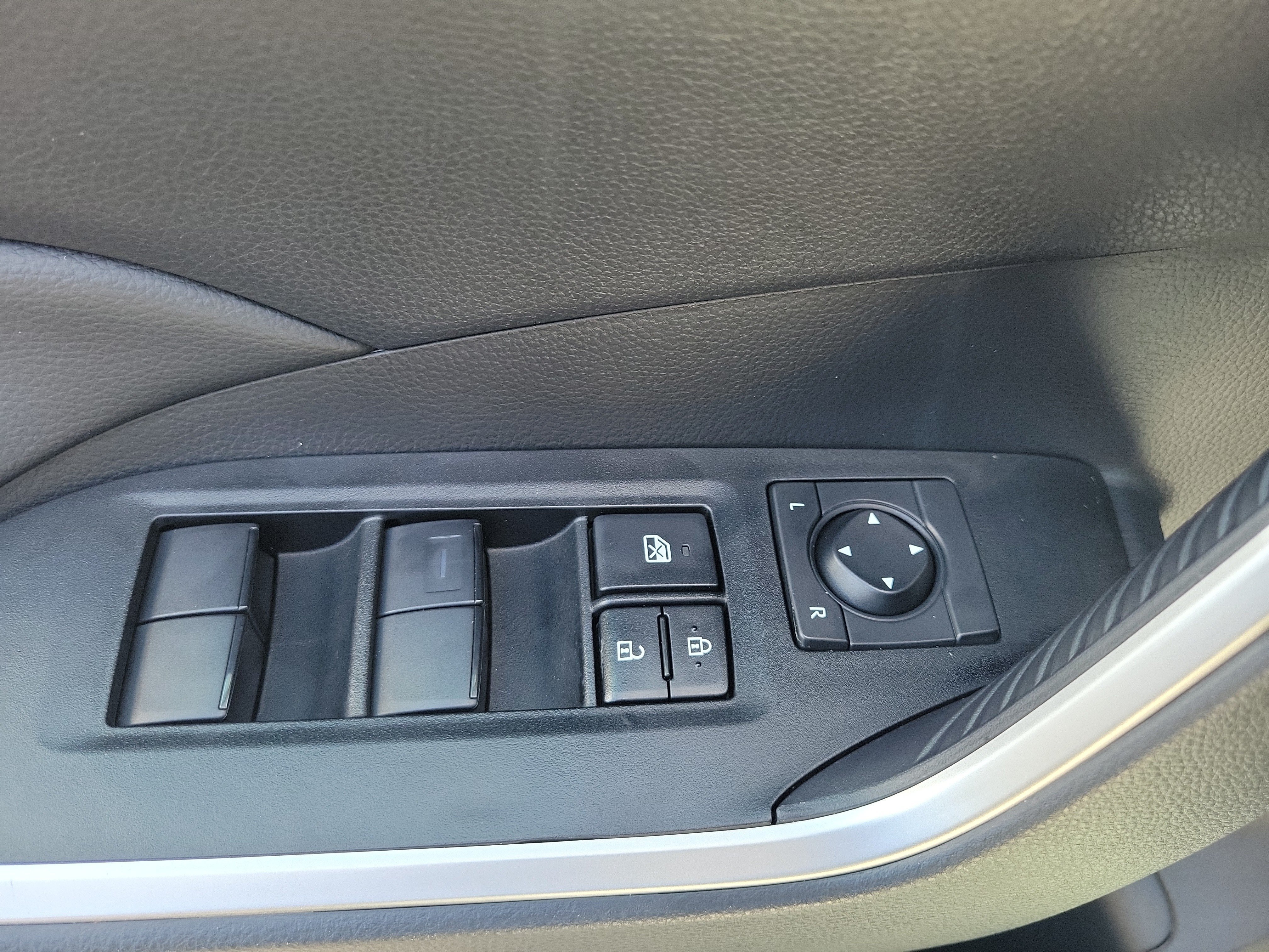 Used 2024 Toyota RAV4 LE FWD image 22