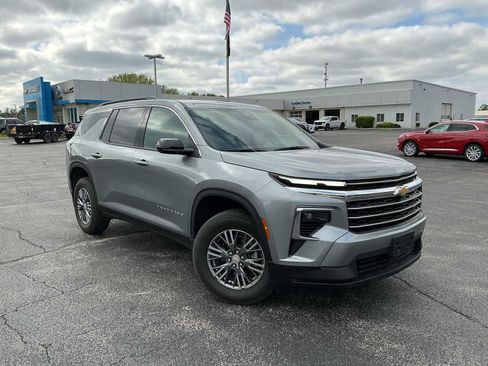 Used 2025 Chevrolet Traverse LT FWD image 1