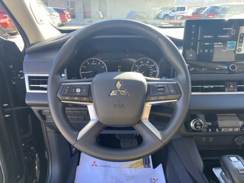 New 2026 Mitsubishi Outlander ES image 5