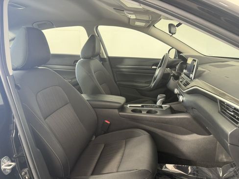 Used 2025 Nissan Altima 2.5 SV FWD image 10