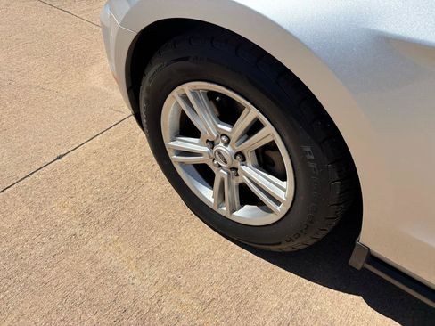 Used 2011 Ford Mustang Coupe RWD image 17