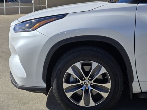 Used 2024 Toyota Highlander XLE image 17