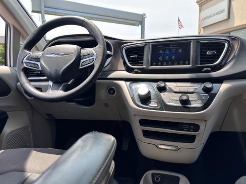 Used 2020 Chrysler Voyager L image 28