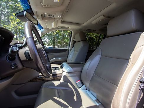 Used 2020 GMC Yukon XL SLT w/ Graphite Performance Edition image 10