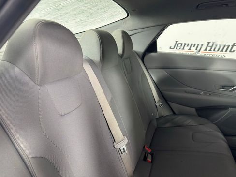 Used 2025 Hyundai Elantra SE image 24