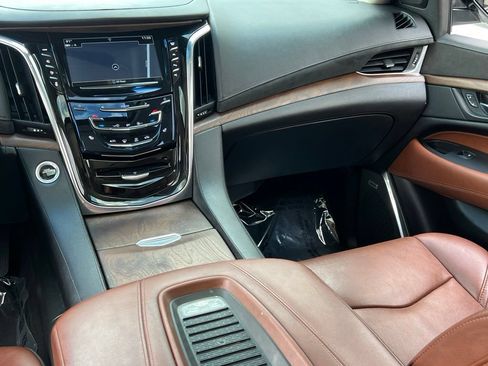 Used 2018 Cadillac Escalade ESV Luxury AWD/4WD image 32