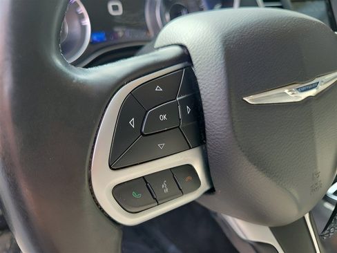 Used 2018 Chrysler 300 Touring L AWD/4WD image 13