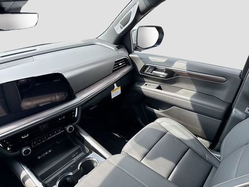 New 2026 Chevrolet Suburban Premier AWD/4WD image 25
