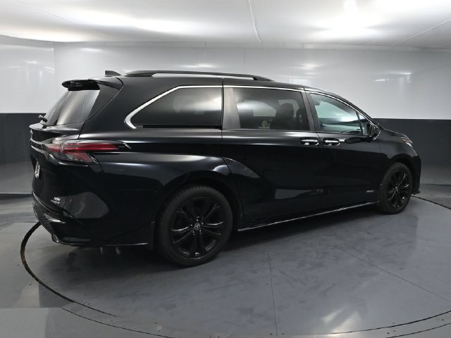 Used 2021 Toyota Sienna XSE FWD image 3
