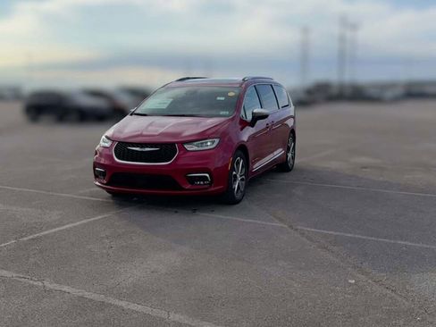 New 2026 Chrysler Pacifica Pinnacle image 3
