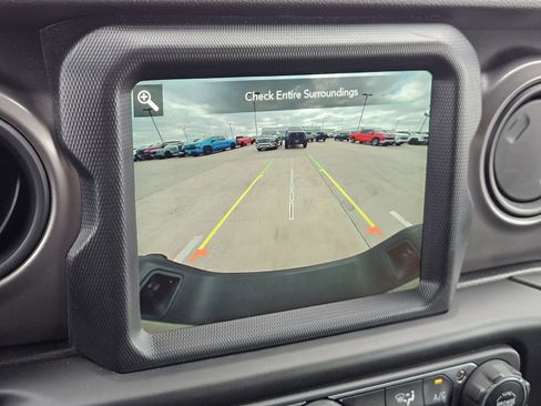 Used 2021 Jeep Gladiator Sport image 22