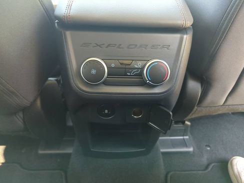 Used 2025 Ford Explorer Active AWD/4WD image 12