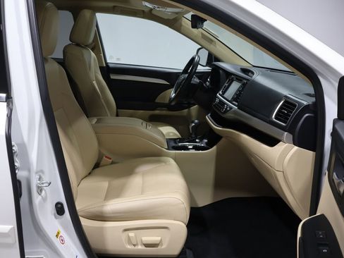 Used 2019 Toyota Highlander XLE image 24