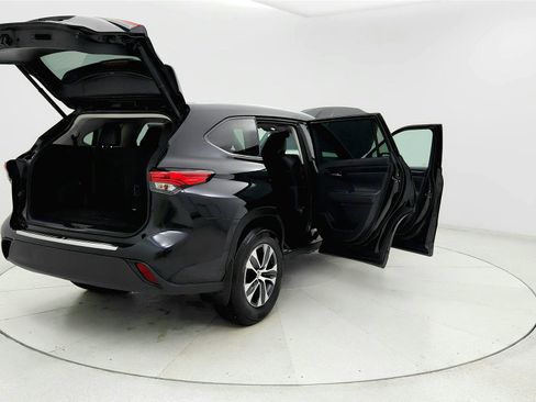 Used 2020 Toyota Highlander XLE AWD/4WD image 11