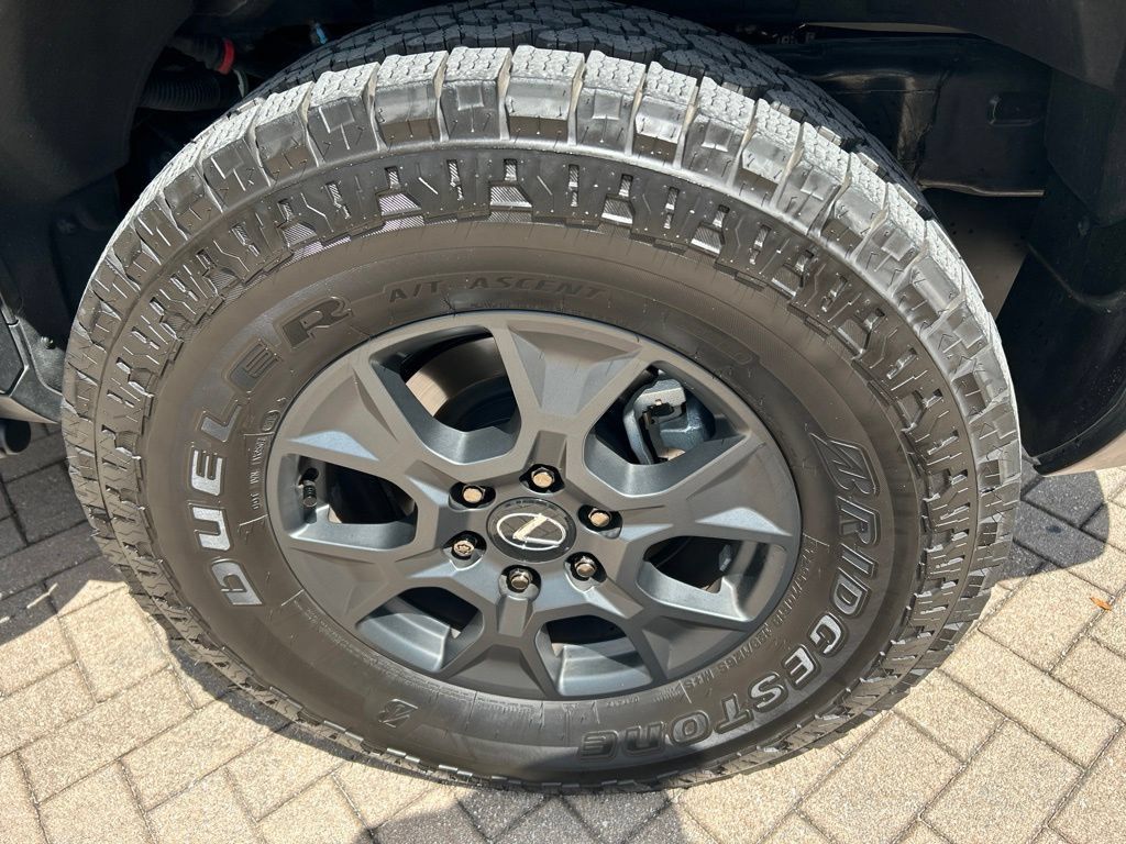 Used 2025 Lexus GX 550 AWD/4WD image 11