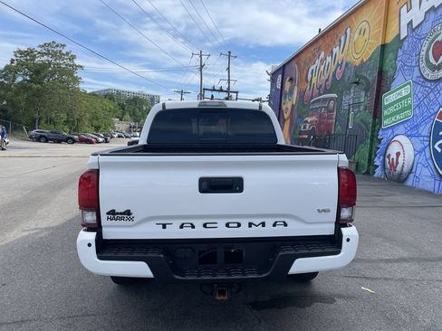 Used 2022 Toyota Tacoma SR5 AWD/4WD image 4