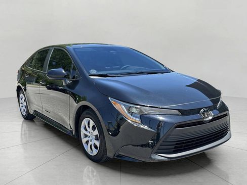 Used 2025 Toyota Corolla LE FWD image 2