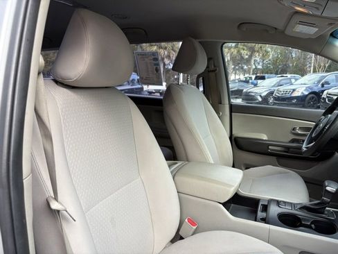 Used 2018 Kia Sedona L image 30