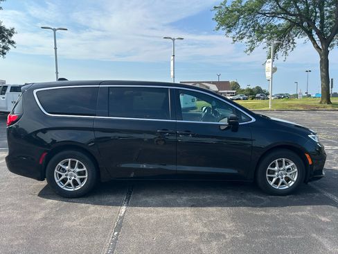 Used 2025 Chrysler Pacifica Select FWD image 4