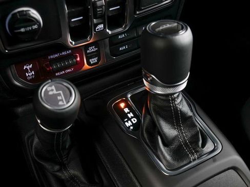 Used 2025 Jeep Gladiator Rubicon w/ Convenience Group image 15