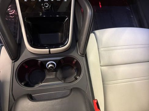 Used 2025 Porsche Cayenne image 20