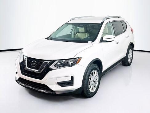 Used 2017 Nissan Rogue SV image 3