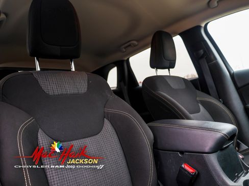 Used 2012 Jeep Grand Cherokee Laredo image 18