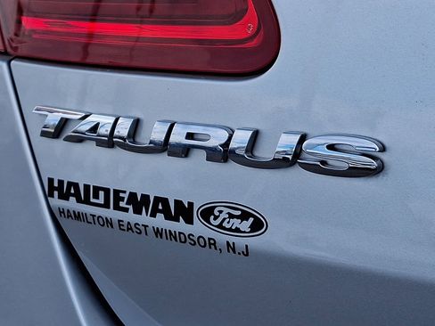 Used 2015 Ford Taurus SE image 29