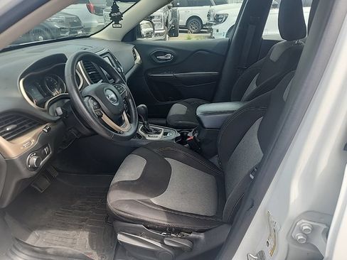 Used 2016 Jeep Cherokee Sport FWD image 18