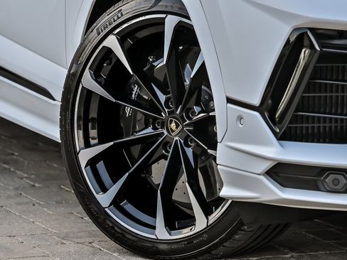 Used 2024 Lamborghini Urus S AWD/4WD image 3
