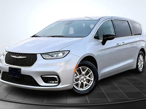 Used 2024 Chrysler Pacifica Touring-L FWD image 12