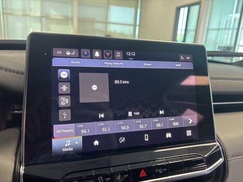 Used 2024 Jeep Compass Limited image 17