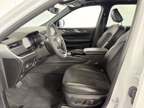 Used 2023 Jeep Grand Cherokee L Laredo image 6