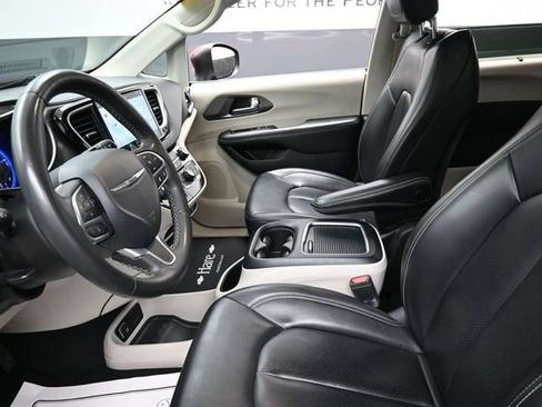Used 2023 Chrysler Pacifica Touring-L FWD image 16