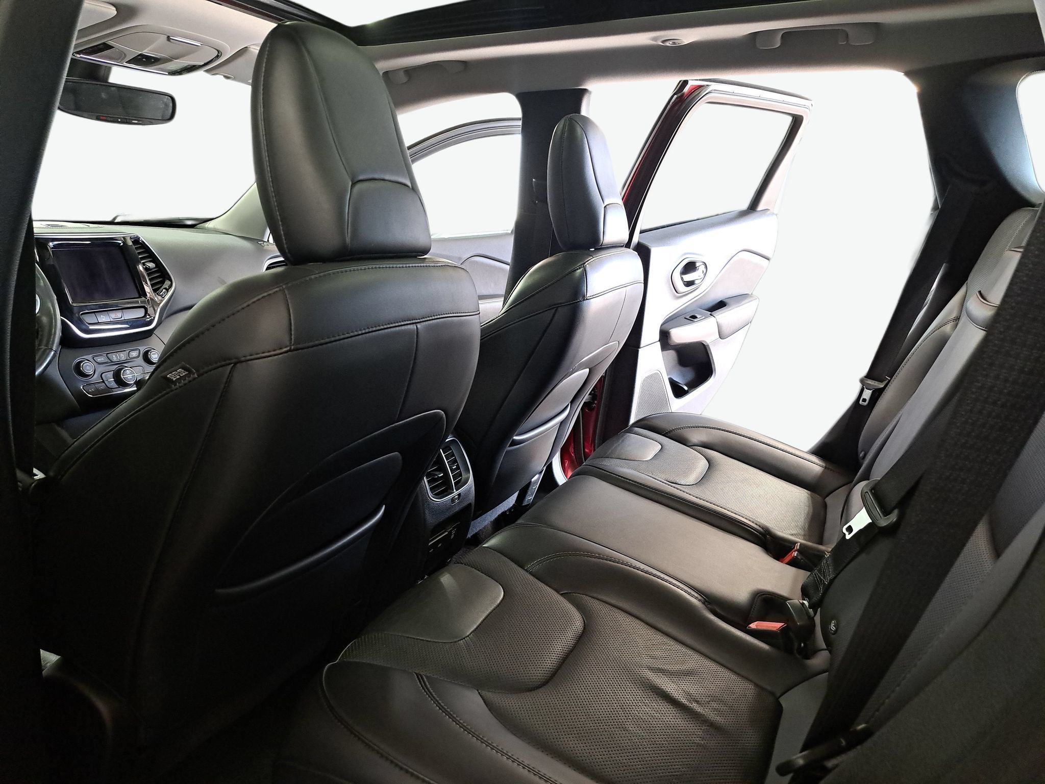 Used 2019 Jeep Cherokee Limited AWD/4WD image 15