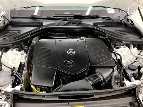 Used 2025 Mercedes-Benz GLC 300 4MATIC image 32