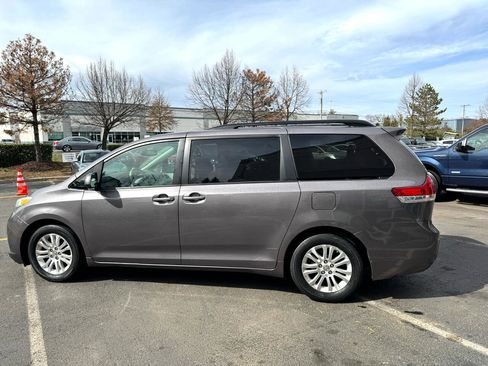 Used 2011 Toyota Sienna Limited image 21