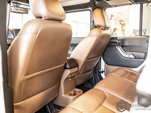 Used 2015 Jeep Wrangler Unlimited Sahara image 29