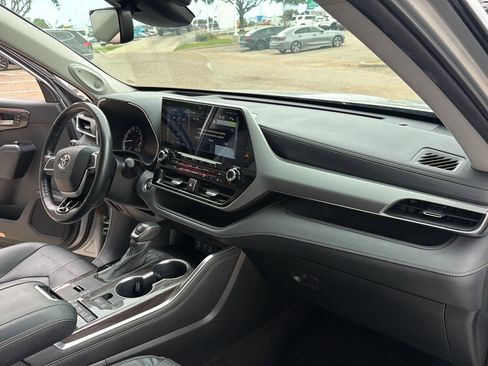 Used 2022 Toyota Highlander Platinum image 17