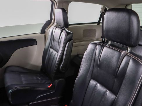 Used 2014 Chrysler Town & Country Touring image 25