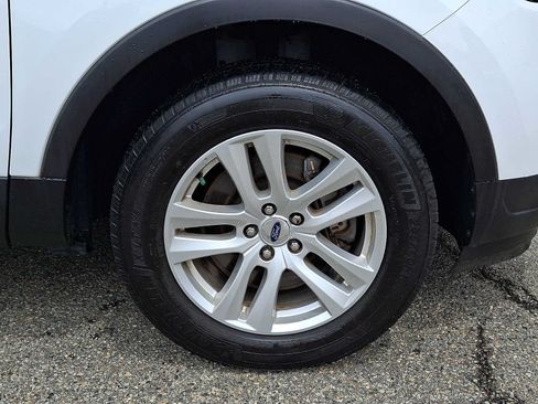 Used 2018 Ford Explorer XLT w/ Equipment Group 202A AWD/4WD image 8
